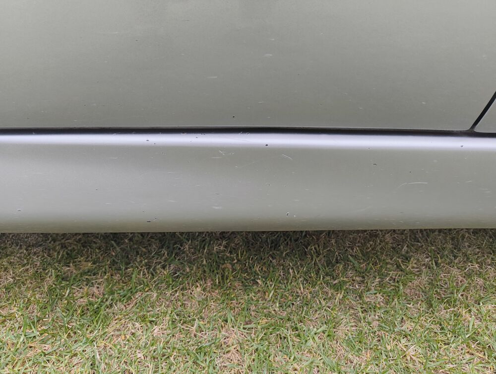 Opposite side skirt rock chips